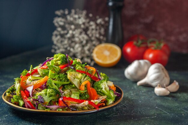 Close up shot de deliciosa salada vegan com ingredientes frescos em um prato