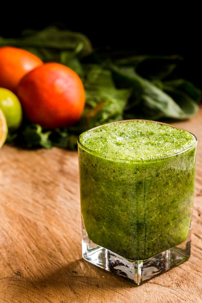 Foto grátis close-up smoothie verde em vidro