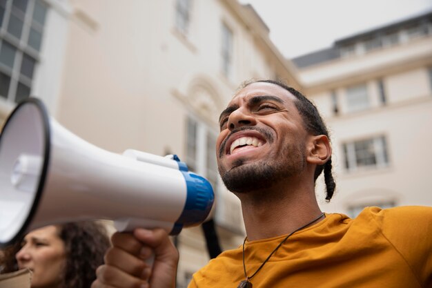 Close-up sorridente homem com megafone