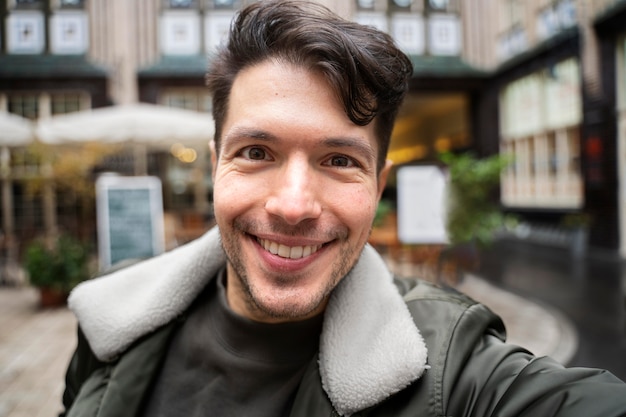 Close-up sorridente homem tirando uma selfie