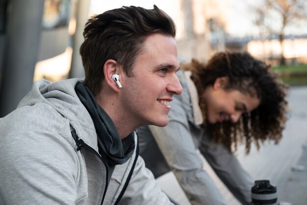 Close-up sorridente homem usando fones de ouvido