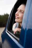Foto grátis close-up sorridente mulher no carro