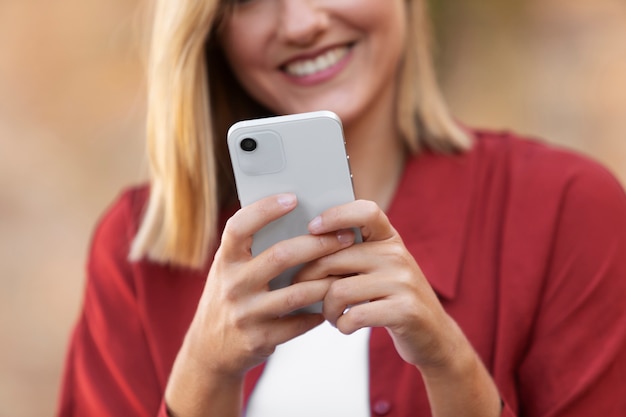 Close-up sorridente mulher segurando o dispositivo