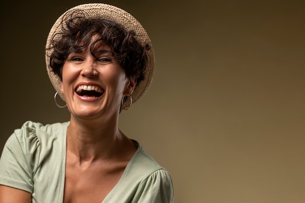 Foto grátis close-up sorridente mulher usando chapéu