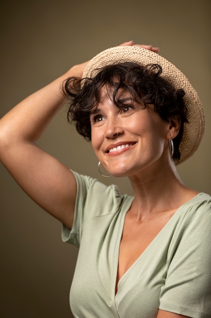 Close-up sorridente mulher usando chapéu