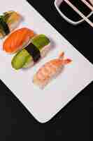 Foto grátis close-up sortido de sushi no prato