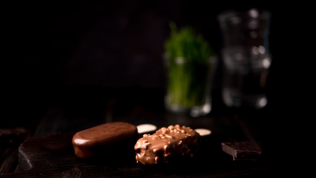 Foto grátis close-up sorvete de chocolate em cima da mesa