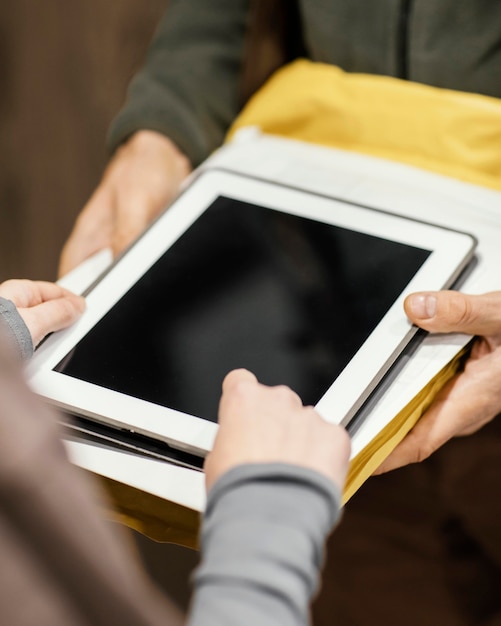 Foto grátis close-up tablet para assinatura eletrônica para entrega