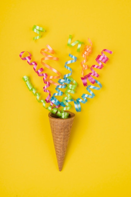 Foto grátis close-up tiro confetes estalando fora da casquinha de sorvete