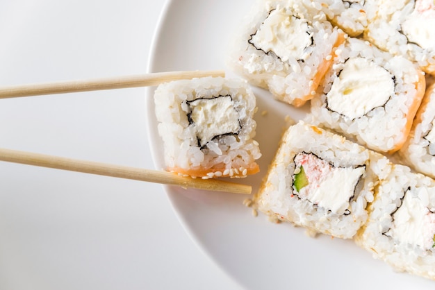 Close-up tiro de rolos de sushi