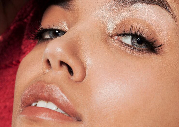 Foto grátis close-up tiro mulher jovem e bonita