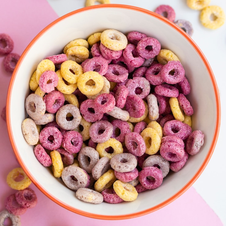 Foto grátis close-up top view deliciosa tigela de loops de cereais de frutas