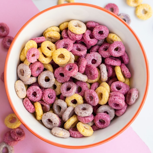 Close-up top view deliciosa tigela de loops de cereais de frutas