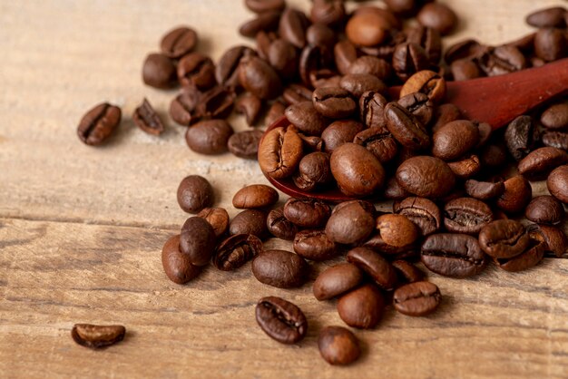 Close-up torrado grãos de café com uma colher