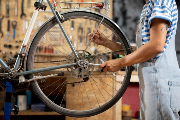 Close-up trabalhador consertando bicicleta