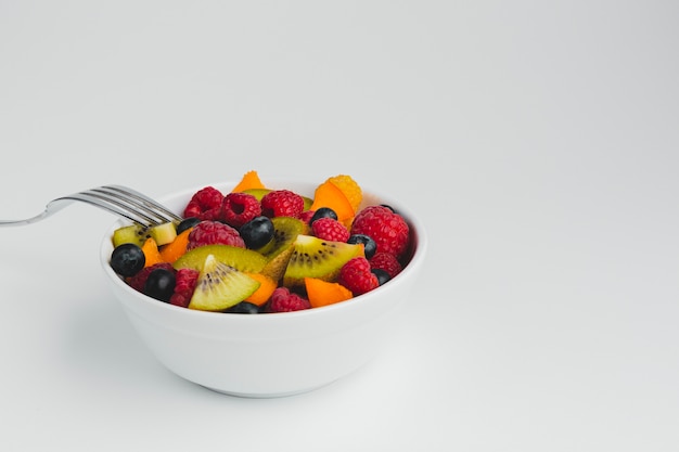 Foto grátis close-up, vista alta ângulo, de, tigela, frutas, com, garfo