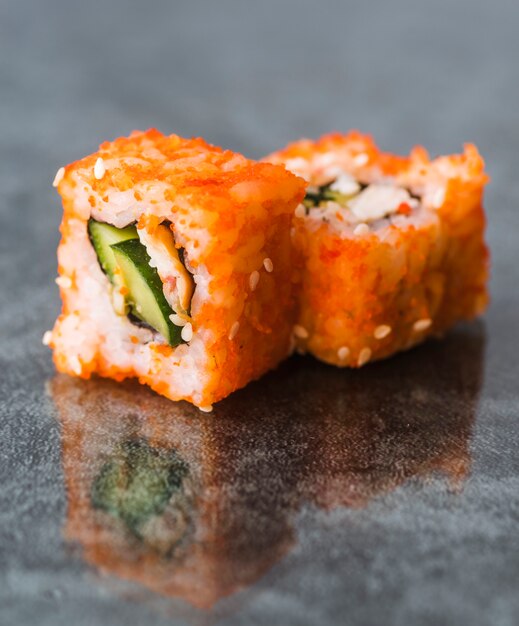 Close-up vista arranjado rolos de sushi