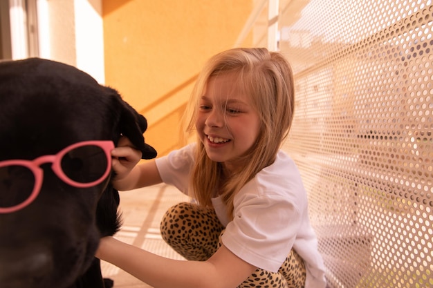 Foto grátis close-up vista da querida jovem brincando com seu cachorro