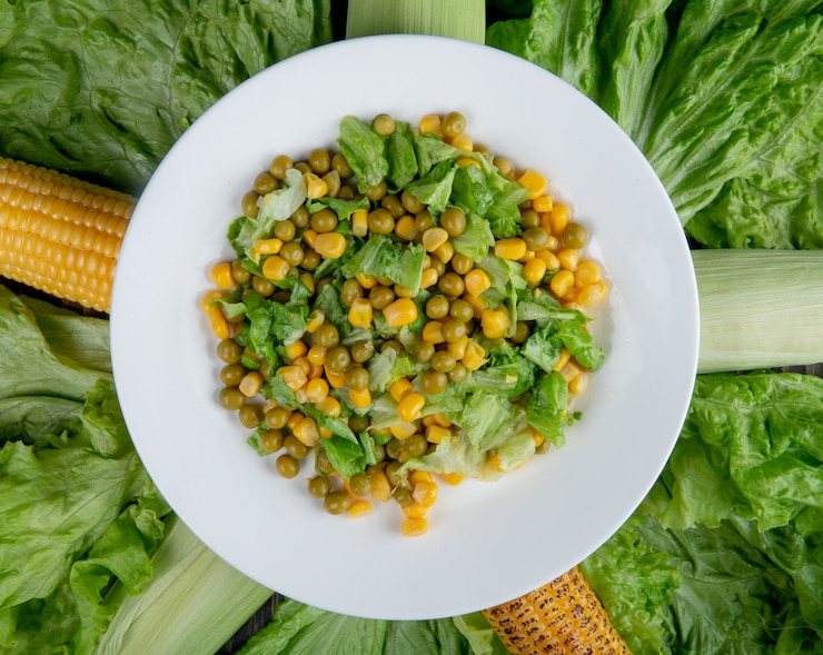 Foto grátis close-up vista da salada de milho com grãos de ervilha verde e alface