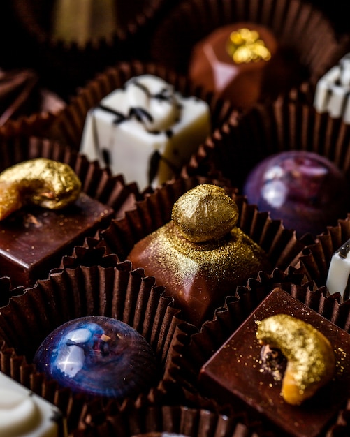 Foto grátis close-up vista de chocolate praliné em uma caixa