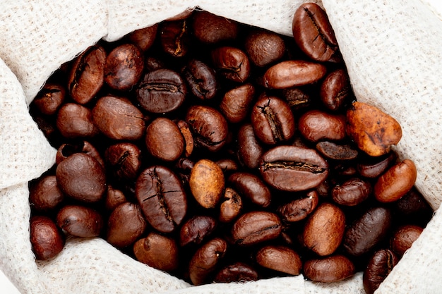Foto grátis close-up vista de grãos de café marrons em um saco