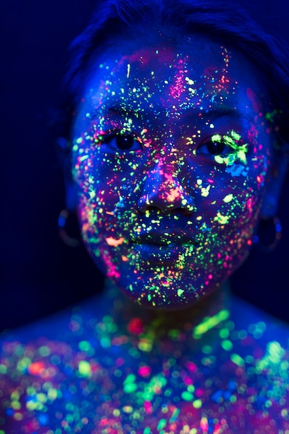 Close-up vista de mulher com maquiagem colorida fluorescente