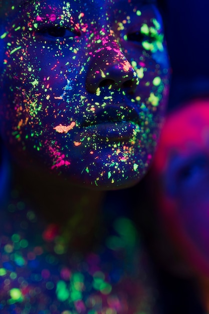 Close-up vista de mulher com maquiagem fluorescente