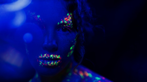 Close-up vista de mulher com maquiagem fluorescente