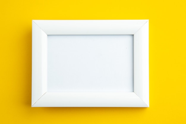 Foto grátis close-up vista do porta-retrato vazio branco em amarelo com espaço livre
