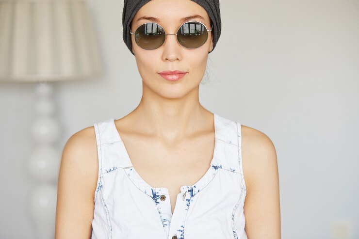 Foto grátis close-up vista isolada de mulher jovem e bonita com pele saudável perfeita usando tons elegantes