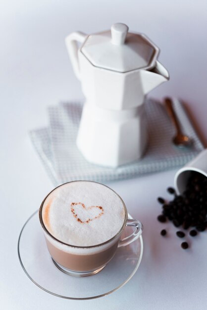 Close-up xícara de café com leite com chaleira