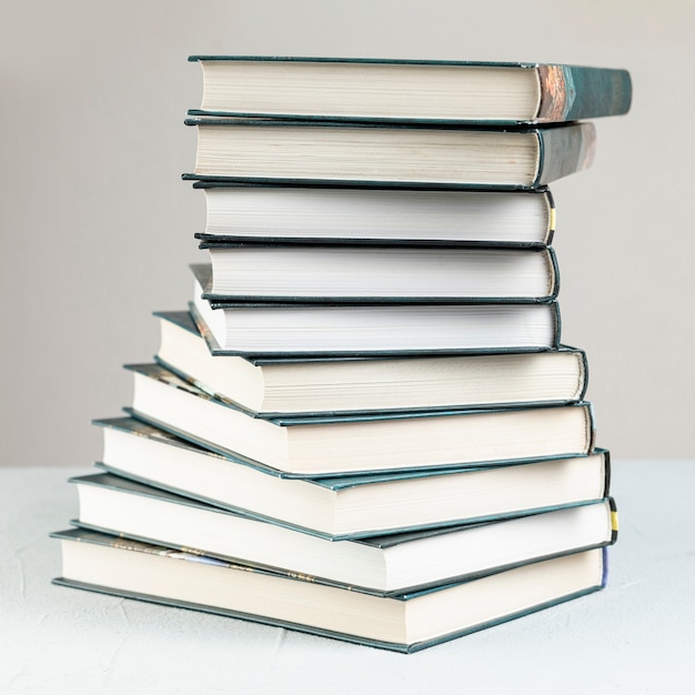 Close-upclose-up espiral empilhados livros