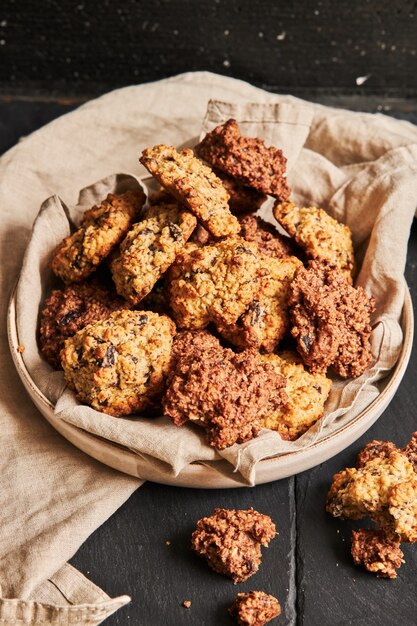 Close vertical de deliciosos biscoitos de aveia caseiros em um prato