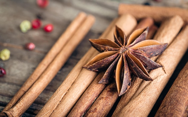 Foto grátis closeup anis estrelado e paus de canela em um tiro macro de fundo de madeira