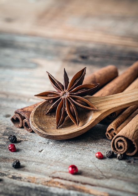 Closeup anis estrelado e paus de canela em um tiro macro de fundo de madeira