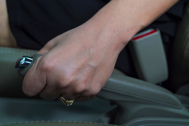 Foto grátis closeup da mão da senhora puxa o freio de mão do carro