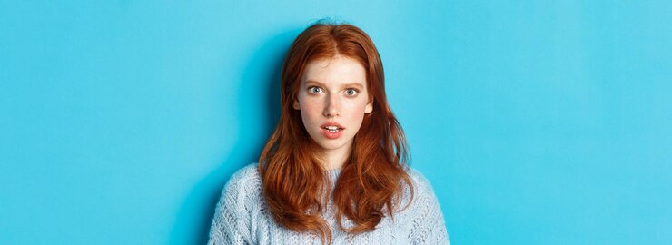Foto grátis closeup da menina ruiva espantada olhando para a câmera com descrença completa em pé chocado contra bl