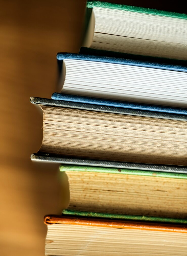 Foto grátis closeup da pilha de livros antigos conceito educacional, acadêmico e literário