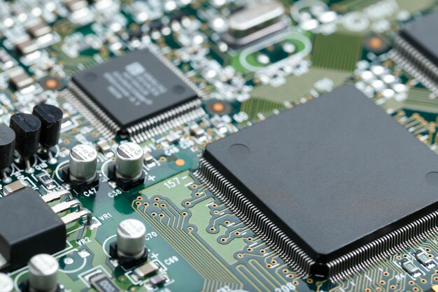 Closeup da placa de circuito eletrônico com CPU microchip componentes eletrônicos de fundo