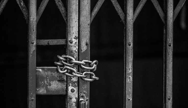 Foto grátis closeup, de, acorrentado, grade deslizante, porta
