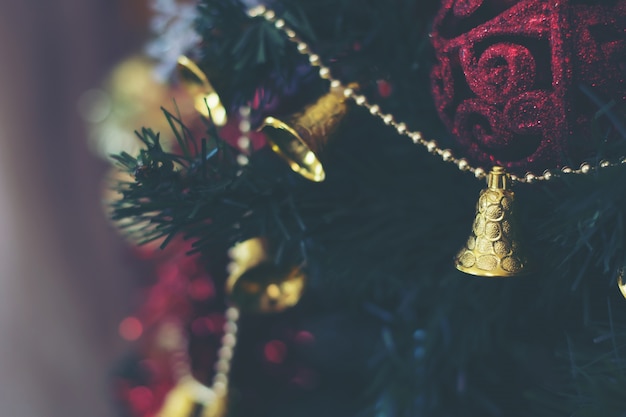 Foto grátis closeup de árvore de natal com bolas e o sino decorar em