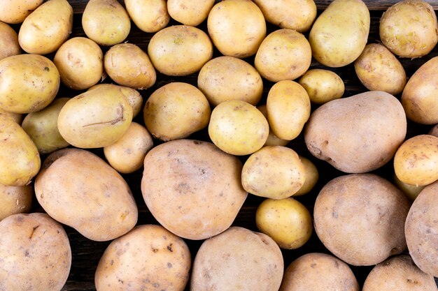 Closeup de batatas como pano de fundo. vista do topo.
