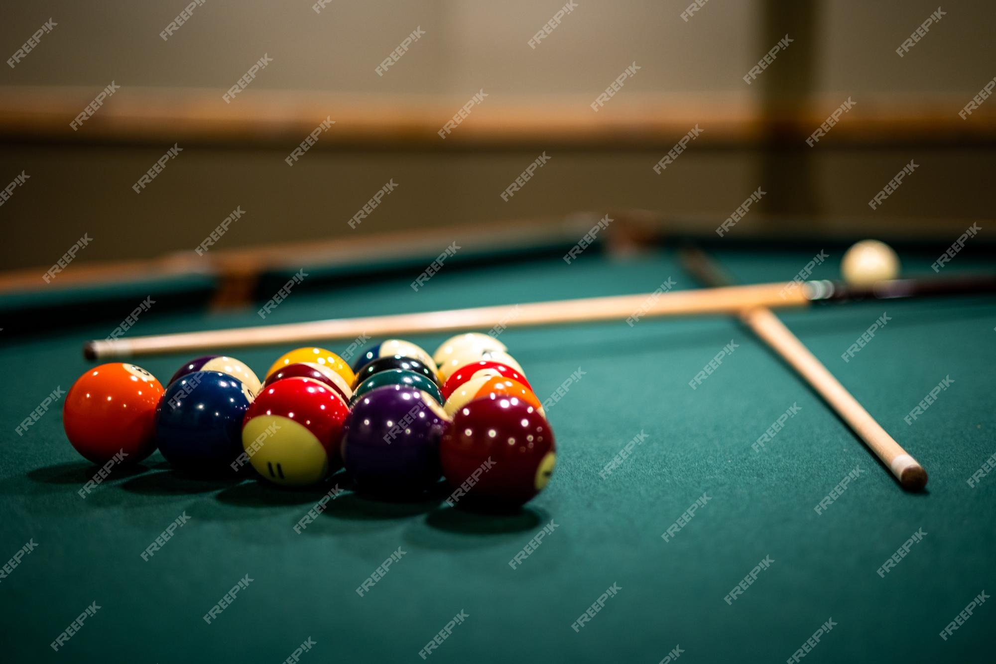 Bolas De Bilhar Para Bilhar Americano. Bolas De Bilhar. Pirâmide Billiard  Snooker. Piscina Americana. Jogo De Bilhar Na Mesa. Foto de Stock - Imagem  de esferas, esporte: 251984794