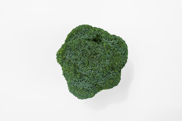 Closeup de brócolis fresco real isolado no branco