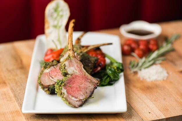 Closeup de carne cozida com especiarias e pimentão verde e vermelho frito com um fundo desfocado