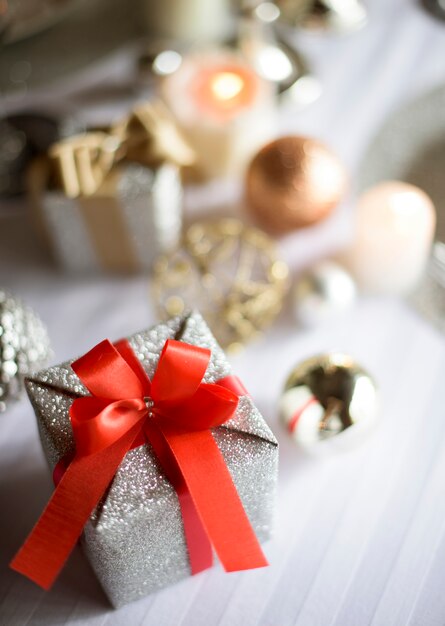 Closeup de celebração de Natal de caixa de presente na mesa branca