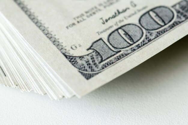 Closeup de cem notas de dólar