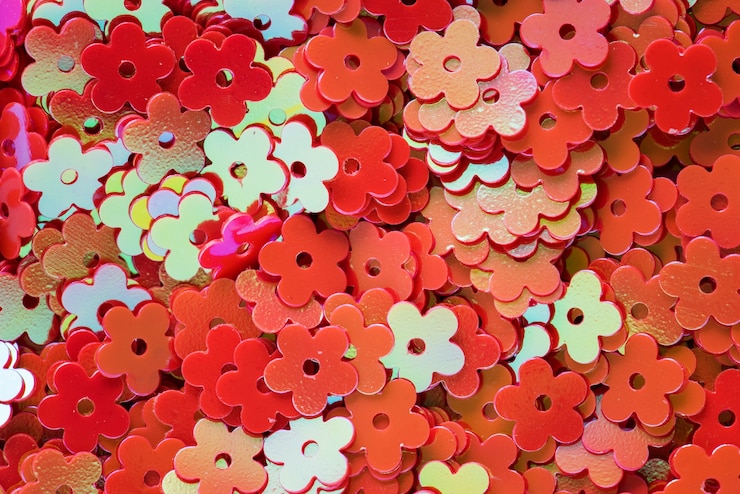 Foto grátis closeup de closeup de papéis decorativos florais vermelhos