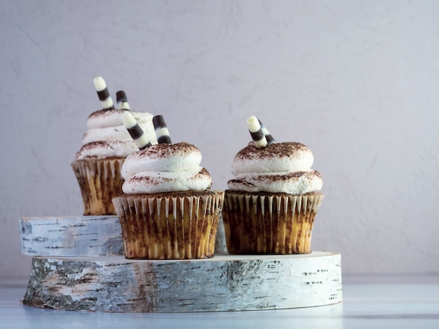 Foto grátis closeup de cupcakes com sabor de creme de manteiga na mesa