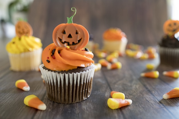 Closeup de cupcakes de Halloween com coberturas coloridas e assustadoras na mesa